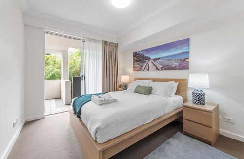 Bowen Hills Apartment | Leafy and Quiet 2BR - Close to Hospital with Parking