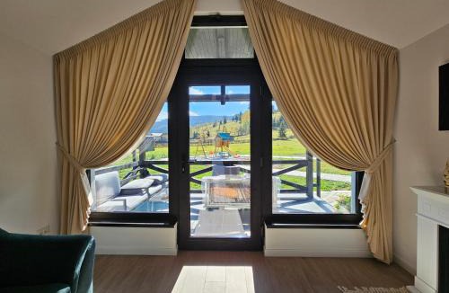 Ciocanesti House | Lemont