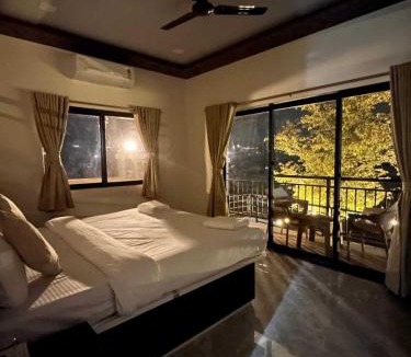 Panchgani Villa | Lifeline Villas - Valley Mirage Luxurious Infinity Pool Villa Overlooking Valley