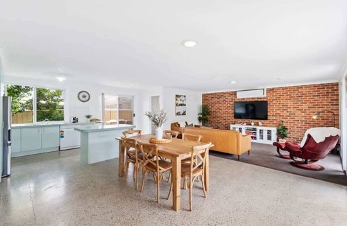 Maloneys Beach Villa | Light & Bright at Maloneys | Pet Friendly
