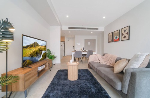 Marrickville Apartment | Light-Filled Homey 2BR Free Parking