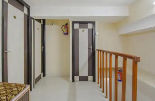 Dharmatala House | Lindsay Inn guest house II Near New Market & Esplanade Kolkata
