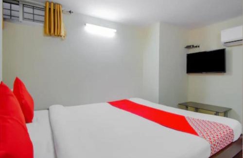 Dharmatala House | Lindsay Inn guest house II Near New Market & Esplanade Kolkata