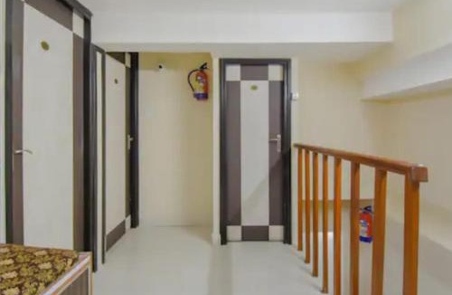 Dharmatala House | Lindsay Inn guest house II Near New Market & Esplanade Kolkata
