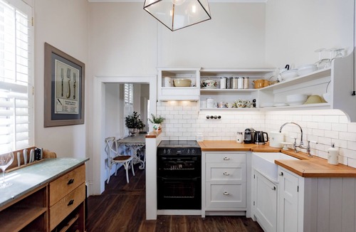 Wollongong CBD Cottage | Little Milton restored Heritage Cottage 5 minutes walk to Harbour, Beaches & CBD