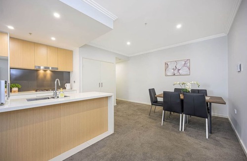 Liverpool Apartment | Liverpool 3Br with Car parking near Train/Shopping