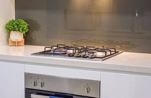 Liverpool Apartment | Liverpool 3Br with Car parking near Train/Shopping