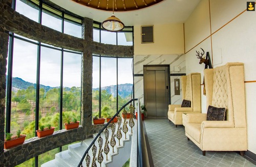 Kandaghat House | LivingStone Mountain retreat Executive room