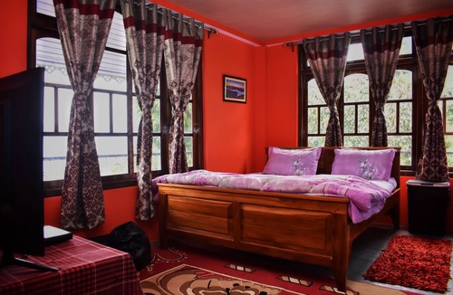 Darjeeling House | Located in the heart of Darjeeling surrounded by greenery.