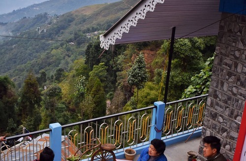 Darjeeling House | Located in the heart of Darjeeling surrounded by greenery.