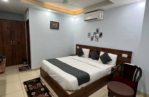 Malviya Nagar Hotel | Lovely 10-bedroom hotel with AC in vibrant Jaipur