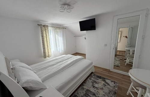 Cimpeni Apartment | Lucatony's Guesthouse