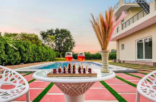 Faridabad Villa | Lustra farms by Alaya Stays