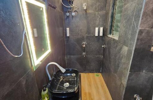 Taloja Apartment | Luxurious 1 Bedroom Condo with Home Theater System