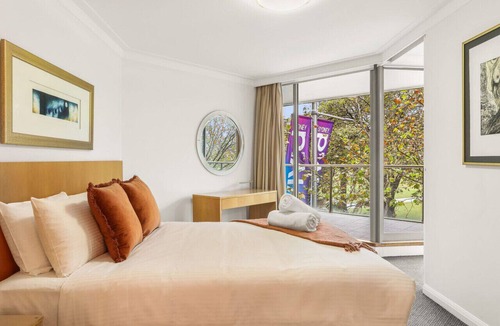 Sydney Central Business District Apartment | Luxurious Apartment only 250m walk to Opera House!