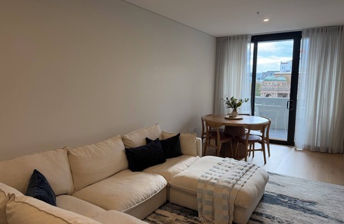Newcastle Apartment | Luxurious Beachside Retreat: Modern Comfort in Newcastle's Heart