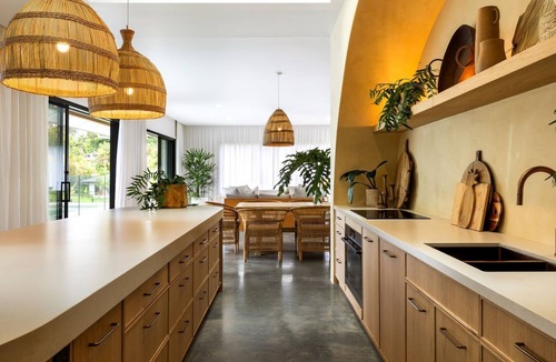 Ewingsdale House | Luxurious Coastal Retreat: A Four-Bedroom Oasis close to Byron Bay