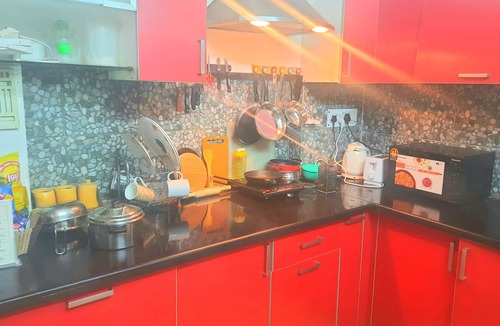 Dehradun Villa | Luxurious,Cozy two bedroom villa,couple & pet friendly,fastwifi,free parking.