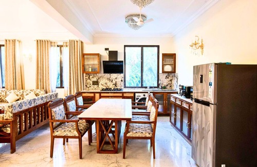 Sainik Farm Apartment | Luxurious Italian Family House: 3 Large Ensuite-Bedrooms With Private Balconies