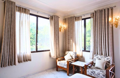 Sainik Farm Apartment | Luxurious Italian Family House: 3 Large Ensuite-Bedrooms With Private Balconies