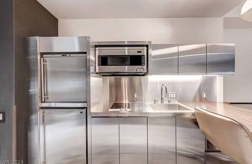 Galu Apartment | Luxurious Palms Studio Mountain View & BALCONY ACCESS 27307