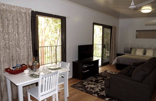 Boyland Cabin | Luxurious Poolside Cottage with Private Veranda near Canungra, Queensland