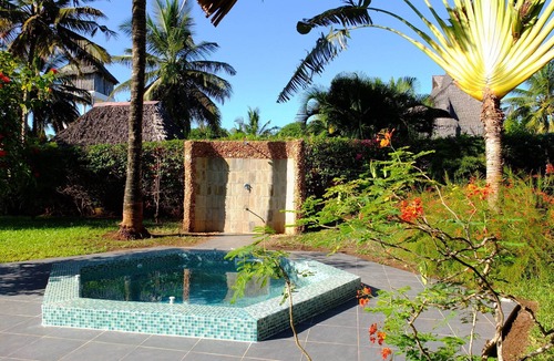 Galu House | Luxurious villa w/pool,10min beach, 280m²,w/personal & cook, Jacuzzi, A/C,wifi