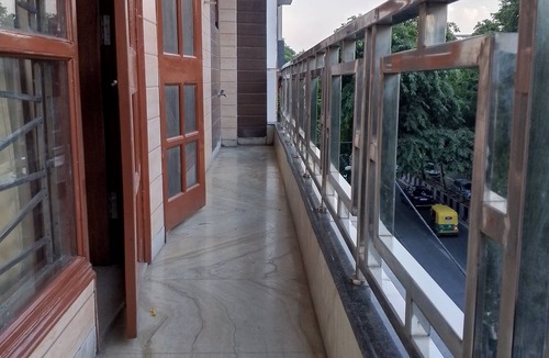 Janakpuri Apartment | Luxurious3BHK+Large Hall+4 Beds+4 Bathrooms+Wifi+Parking+Lift+Metro+PetFriendly