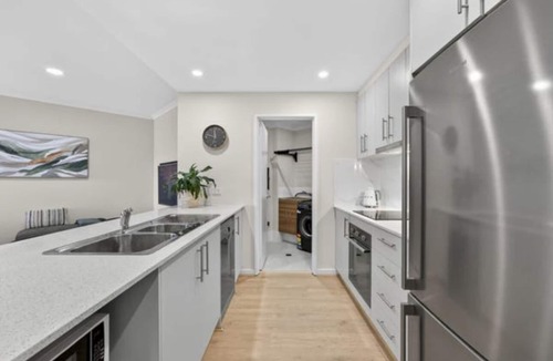 West Perth Apartment | Luxury Apartment with Private Balcony & Parking in Perth CBD.