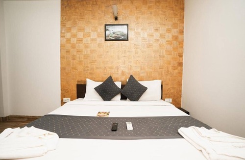 Mahipalpur Extension Hotel | Luxury bedroom hotel with Double Bed and single wonderful in Delhi Airport