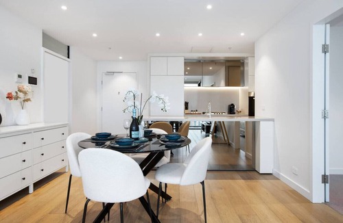 Chinatown Apartment | Luxury CBD 3BR | Pool, Fireworks Views