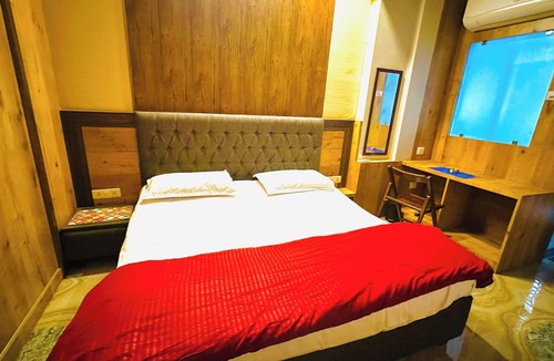 Jaipur Hotel | Luxury Retreat - 42" Smart TV, AC, Balcony, Wi-Fi - 101
