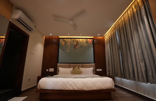 Vijayawada Hotel | Luxury Suite Room— 5 min from the Ce!