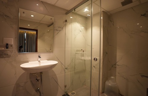 Vijayawada Hotel | Luxury Suite Room— 5 min from the Ce!