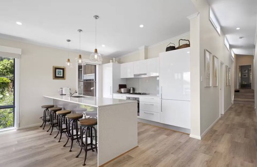 Pretty Beach Central Coast House | Luxury Villas Araluen Waterfront Getaway (Walk to the beach)