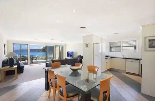 Umina Beach House | Luxury Villas Ocean View on the Esplanade (Walk to the beach)
