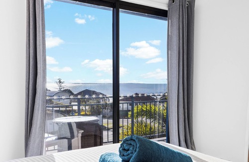 Manly House | Manly Beach View Townhouse Haven - Coastal Retreat walk to the shops and water!