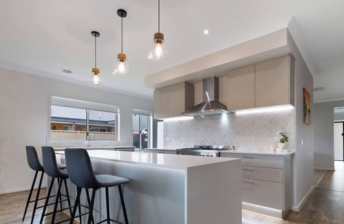 Echuca House | Maple House - Echuca Holiday Homes