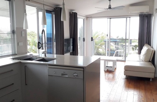 Wynnum House | Maple Villa - The Beach House by the Bay