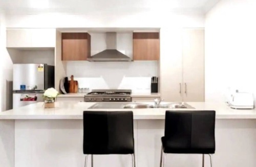 Sydney House | Maraylya Affordable Modern 7 Br Home + Parking