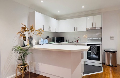 Maroubra House | Maroubra Gem Close to Everything Sleeps 16. 5 bedrooms 3bath.Free parking 4 cars