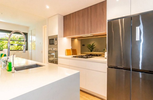 Mascot Apartment | Mascot 2BR/2BA + Parking | Station & Airport