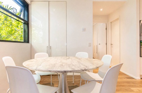 Mascot Apartment | Mascot 2BR/2BA + Parking | Station & Airport