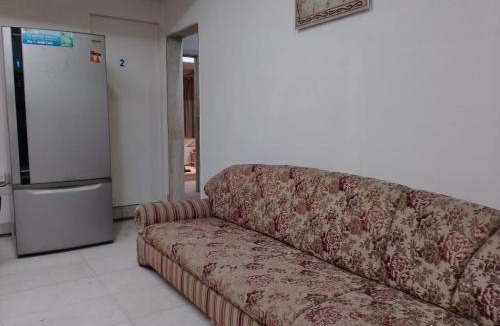 Khar Apartment | Master bedroom 1 a