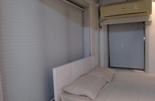 Khar Apartment | Master bedroom 1 a
