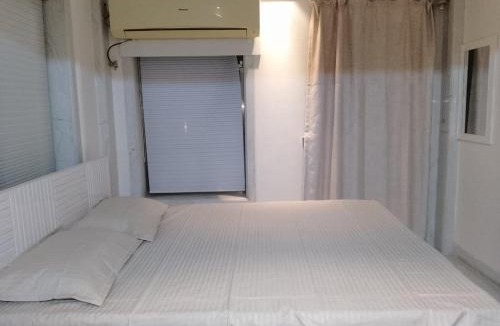 Khar Apartment | Master bedroom 1 a