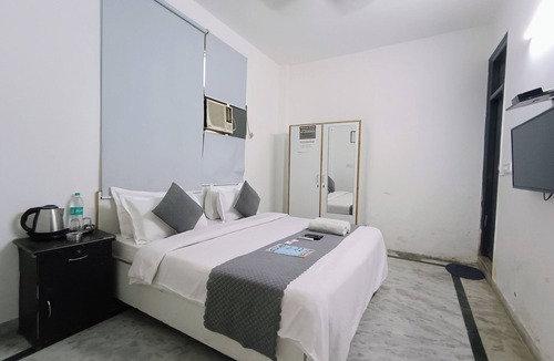 Hauz Khas Village Hotel | Mauryan Express Hotel @ Hauz Khas Fort