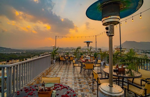 Shavri Colony Hotel | MAYA'S MANOR - A Lake View Hotel
