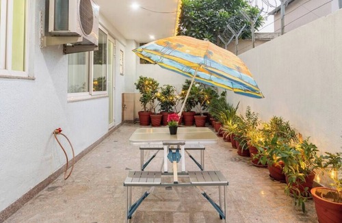Sushant Lok Apartment | Medical friendly 2 BR near Fortis -Parfait Street