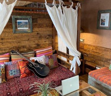Sanjauli Hotel | MeenaBagh Villa Rooms & Cafe